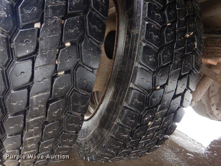 image for item DH8220 2002 Ford F550 Super Duty  bucket truck