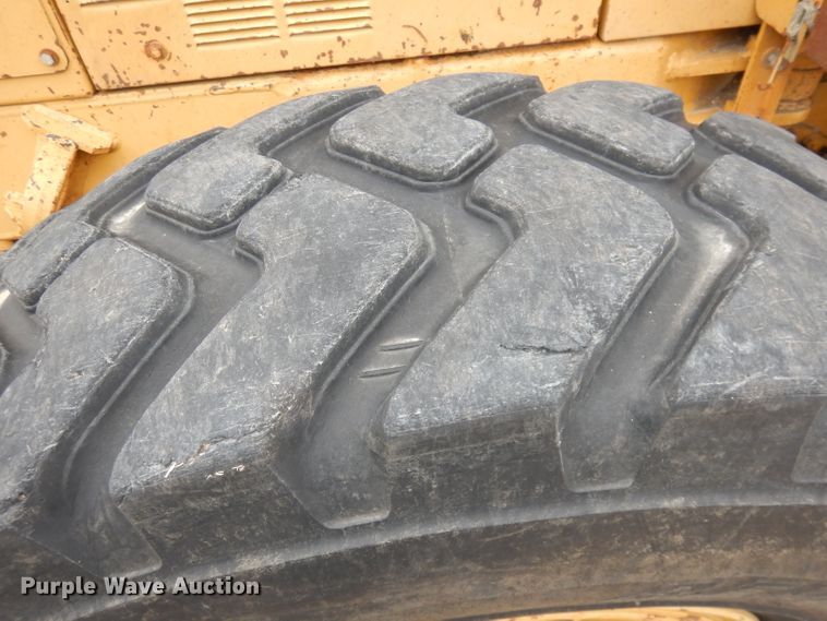 image for item DH8933 1998 Caterpillar 120H  motor grader