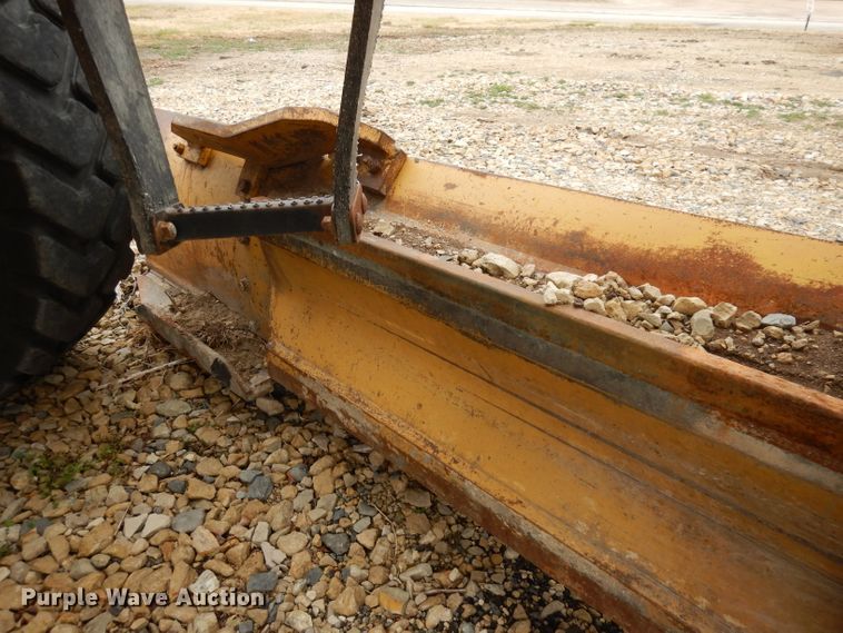 image for item DH8933 1998 Caterpillar 120H  motor grader