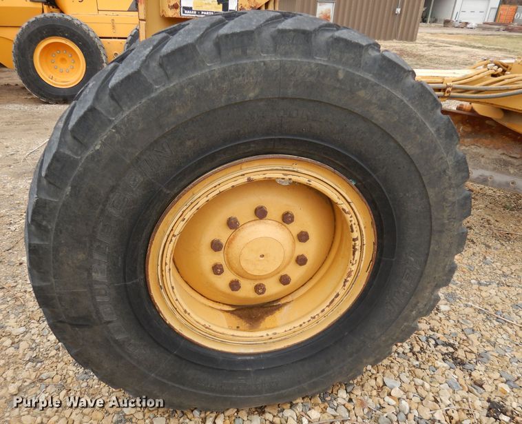 image for item DH8933 1998 Caterpillar 120H  motor grader