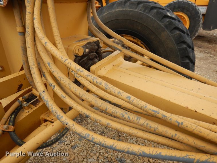 image for item DH8933 1998 Caterpillar 120H  motor grader