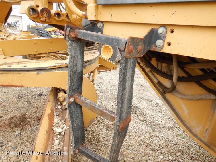 image for item DH8933 1998 Caterpillar 120H  motor grader