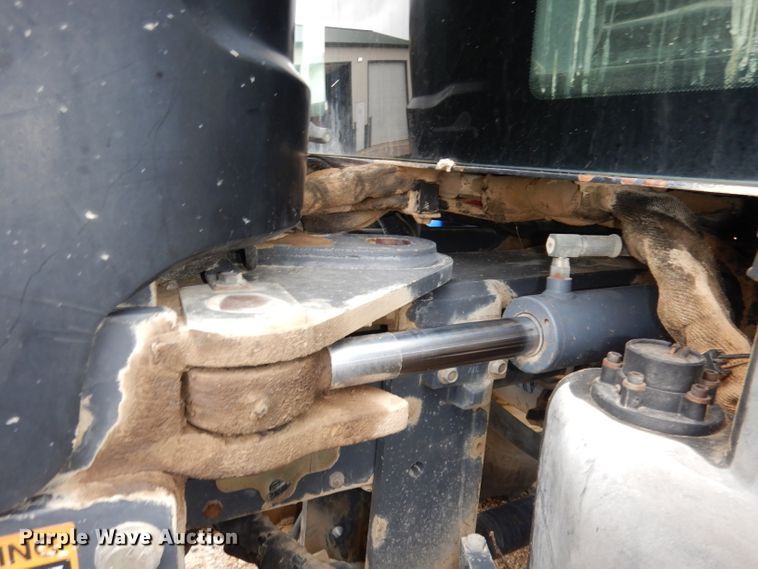 image for item DH8983 2001 New Holland TV140  bi-directional tractor