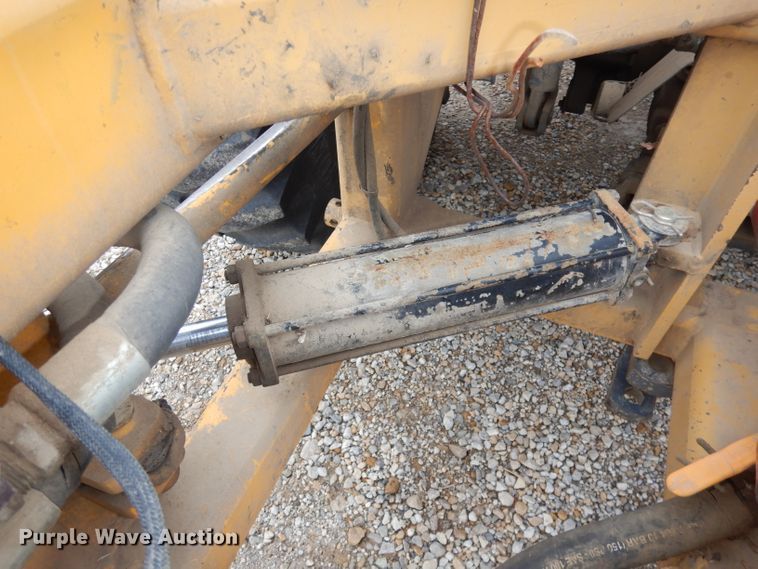 image for item DH8983 2001 New Holland TV140  bi-directional tractor