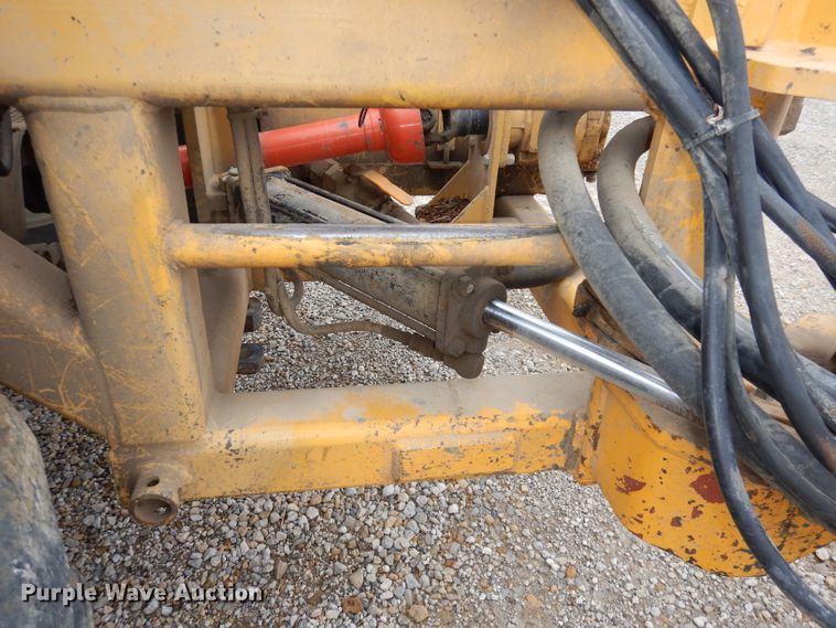 image for item DH8983 2001 New Holland TV140  bi-directional tractor