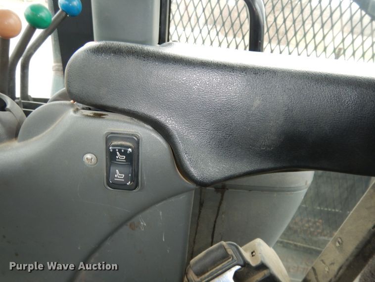 image for item DH8983 2001 New Holland TV140  bi-directional tractor