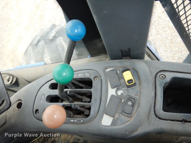 image for item DH8983 2001 New Holland TV140  bi-directional tractor