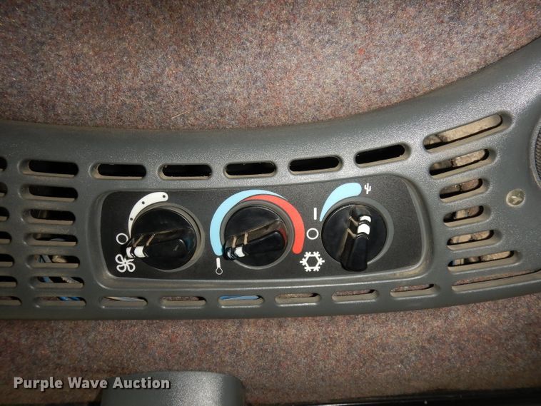 image for item DH8983 2001 New Holland TV140  bi-directional tractor