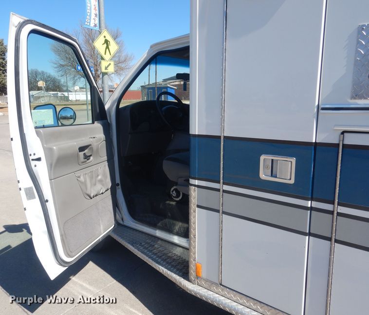 image for item DJ1279 1998 Ford Econoline E450 Super Duty  ambulance