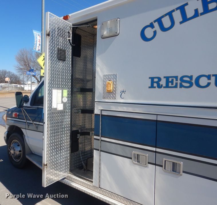 image for item DJ1279 1998 Ford Econoline E450 Super Duty  ambulance