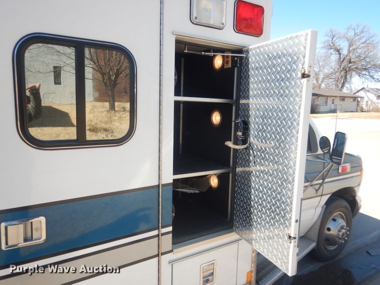 image for item DJ1279 1998 Ford Econoline E450 Super Duty  ambulance