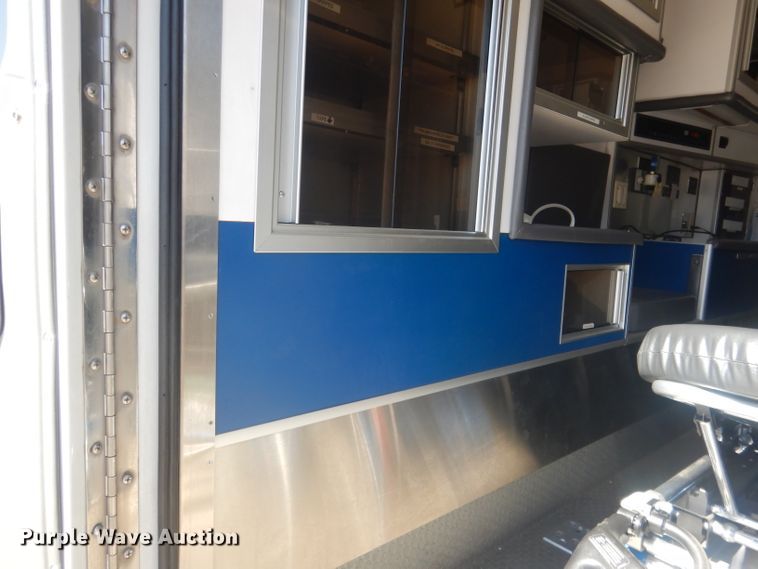 image for item DJ1279 1998 Ford Econoline E450 Super Duty  ambulance