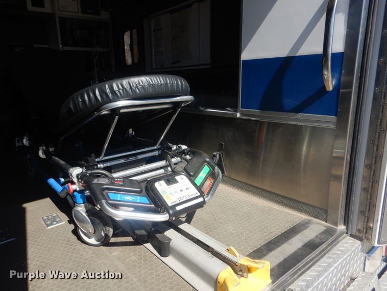 image for item DJ1279 1998 Ford Econoline E450 Super Duty  ambulance