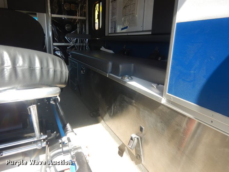 image for item DJ1279 1998 Ford Econoline E450 Super Duty  ambulance