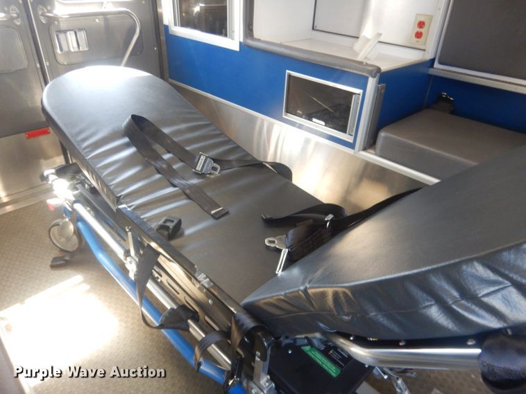 image for item DJ1279 1998 Ford Econoline E450 Super Duty  ambulance