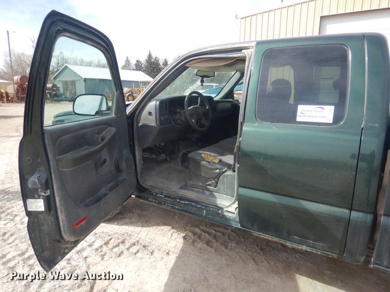 image for item DJ1283 2004 Chevrolet Silverado 1500  Ext. Cab pickup truck