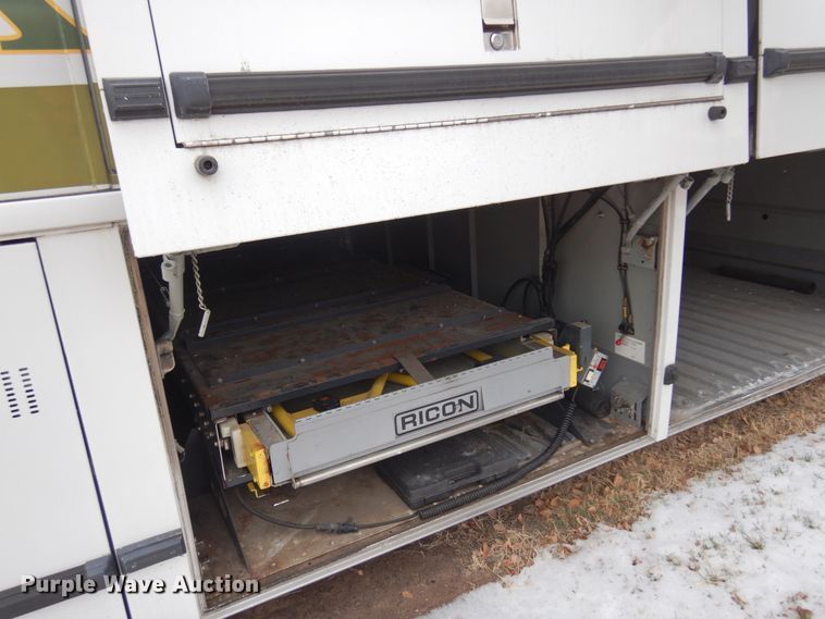 image for item DK4358 2003 MCI D4500  coach bus