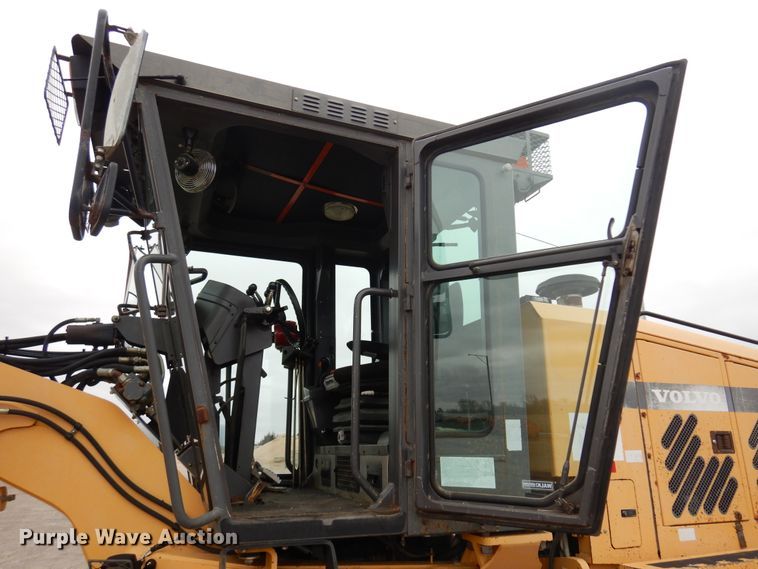 image for item DK4427 2002 Volvo G720  motor grader