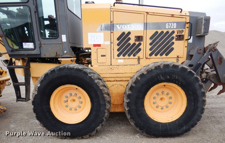 image for item DK4427 2002 Volvo G720  motor grader