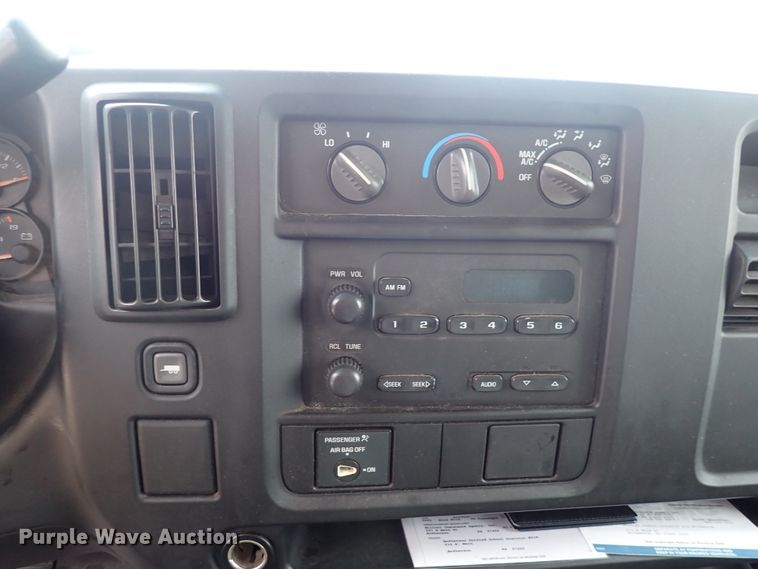 image for item DP4531 2004 GMC Savana  box truck