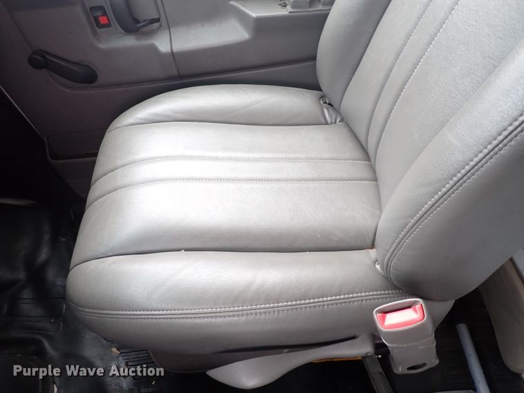 image for item DP4531 2004 GMC Savana  box truck