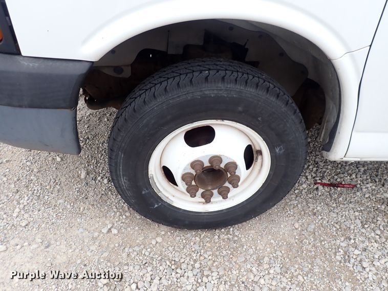 image for item DP4531 2004 GMC Savana  box truck