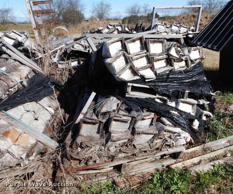 image for item EY9806 Approximately 1,250 Pexco FG578 White Pl reflectors