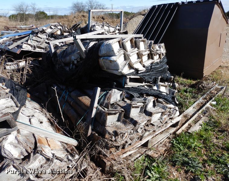 image for item EY9806 Approximately 1,250 Pexco FG578 White Pl reflectors