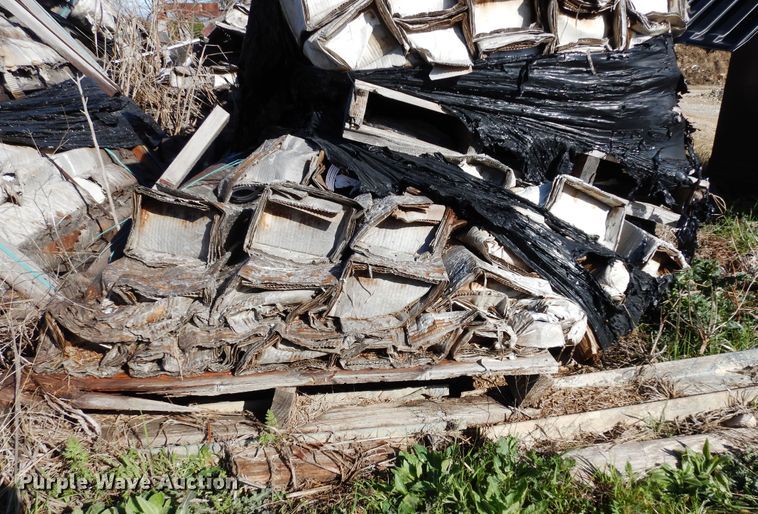 image for item EY9806 Approximately 1,250 Pexco FG578 White Pl reflectors