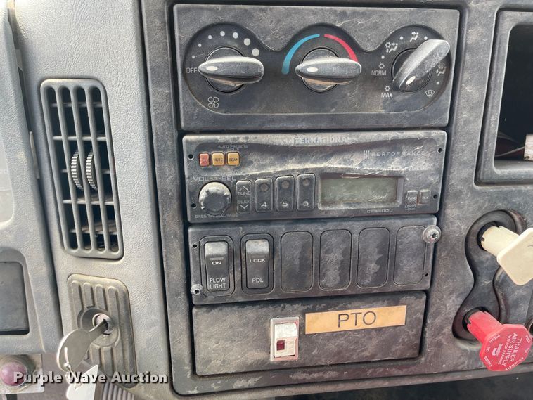 image for item FV9453 2005 International 7600  dump truck