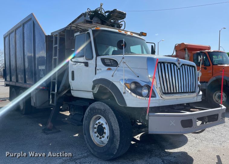 image for item FV9456 2010 International 7600  crane truck