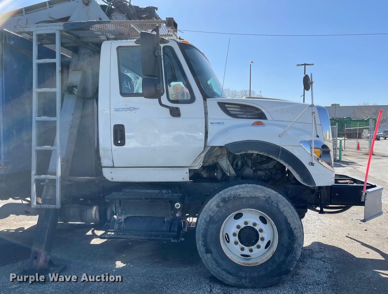 image for item FV9456 2010 International 7600  crane truck