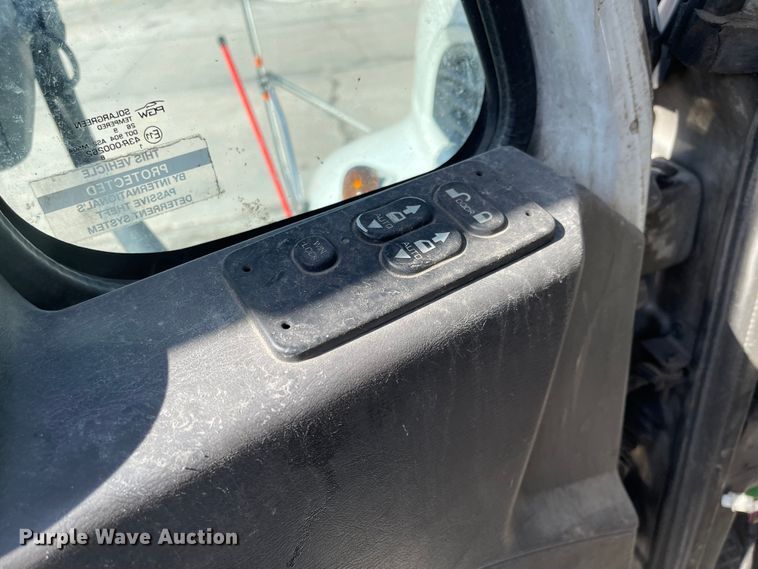 image for item FV9456 2010 International 7600  crane truck