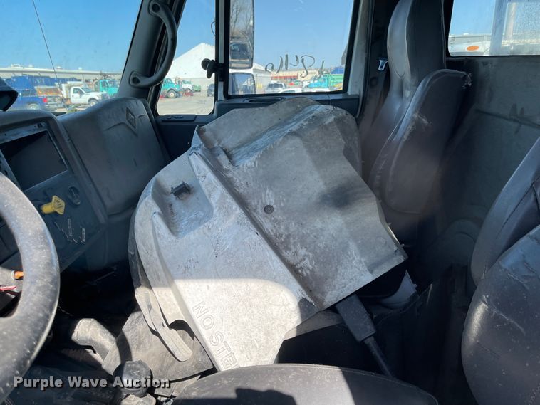 image for item FV9456 2010 International 7600  crane truck