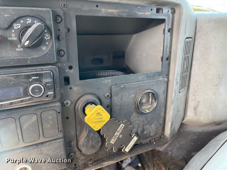 image for item FV9456 2010 International 7600  crane truck