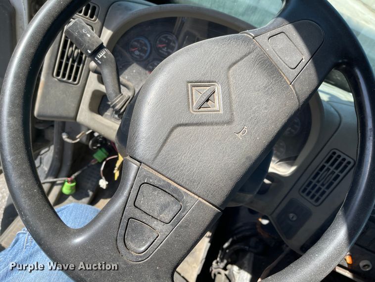 image for item FV9456 2010 International 7600  crane truck