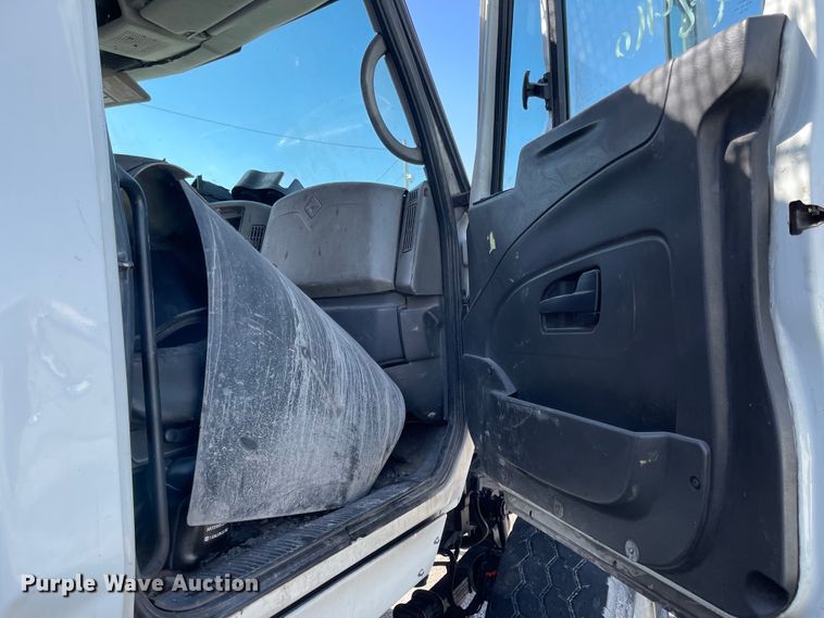 image for item FV9456 2010 International 7600  crane truck