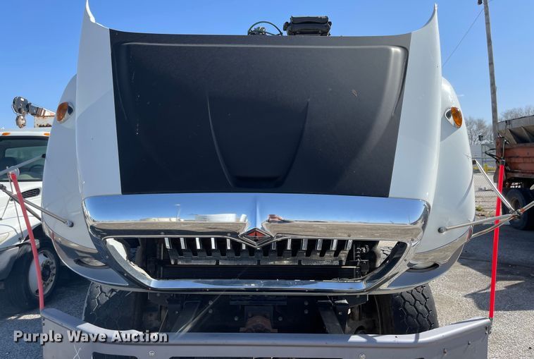 image for item FV9456 2010 International 7600  crane truck