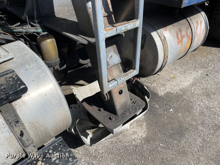 image for item FV9456 2010 International 7600  crane truck