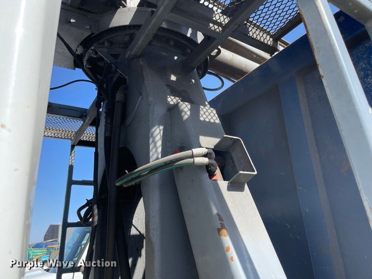 image for item FV9456 2010 International 7600  crane truck