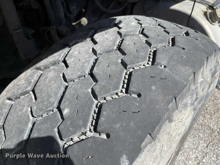 image for item FV9456 2010 International 7600  crane truck