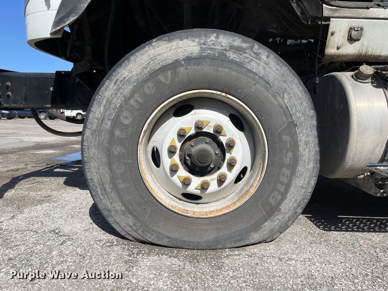 image for item FV9456 2010 International 7600  crane truck