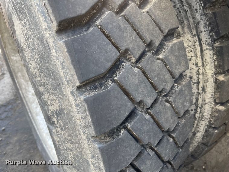 image for item FV9456 2010 International 7600  crane truck