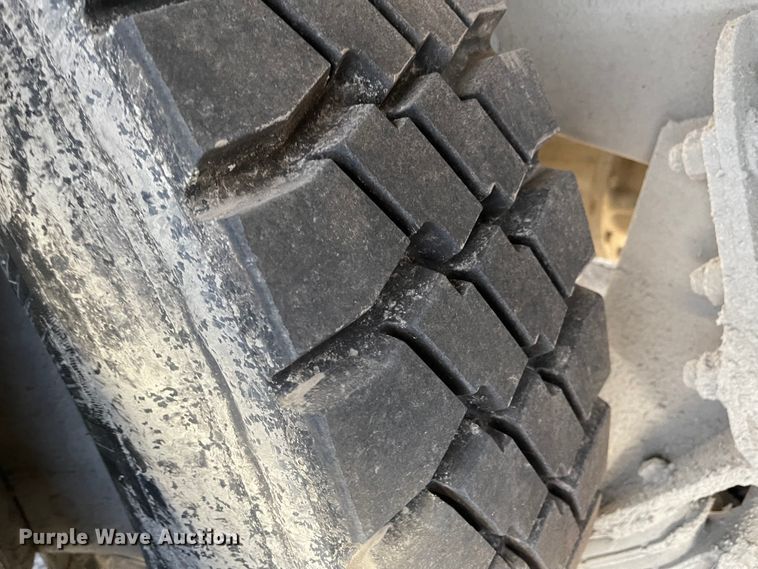 image for item FV9456 2010 International 7600  crane truck