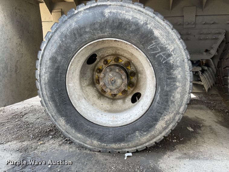 image for item FV9456 2010 International 7600  crane truck