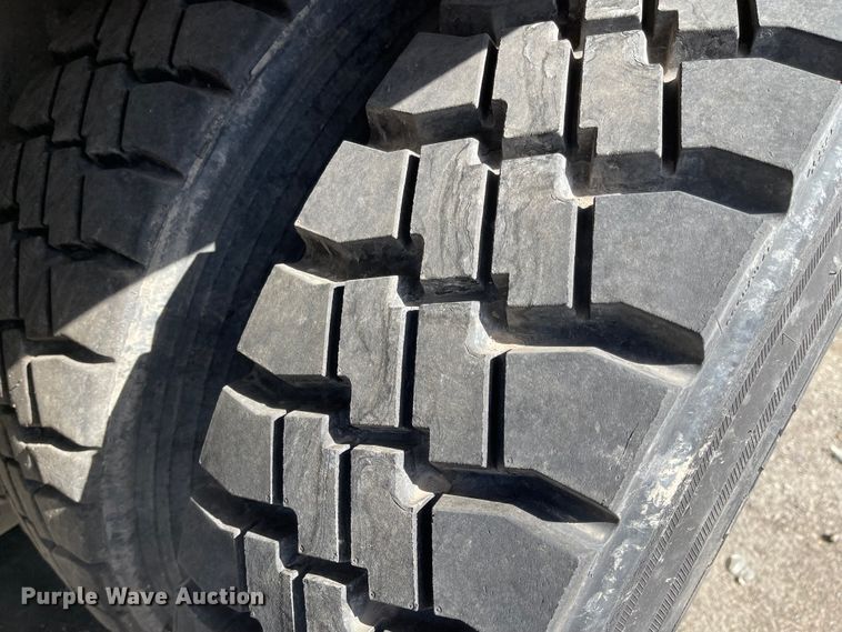 image for item FV9456 2010 International 7600  crane truck