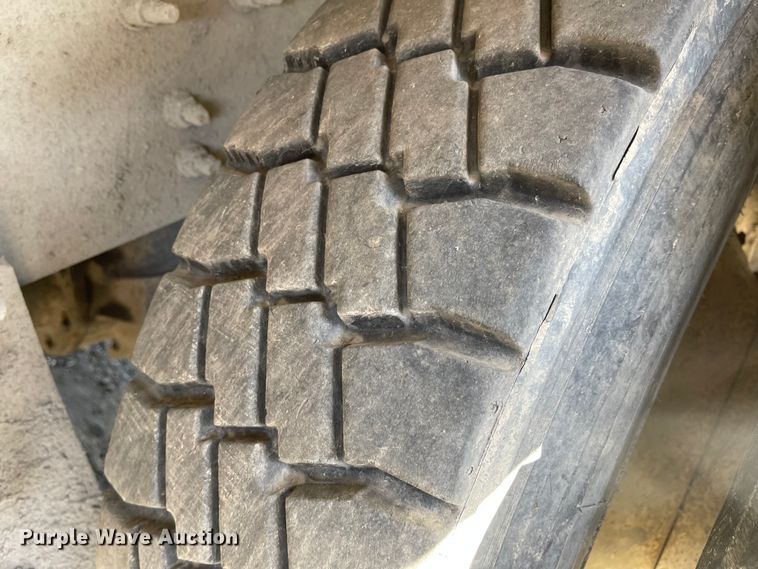 image for item FV9456 2010 International 7600  crane truck