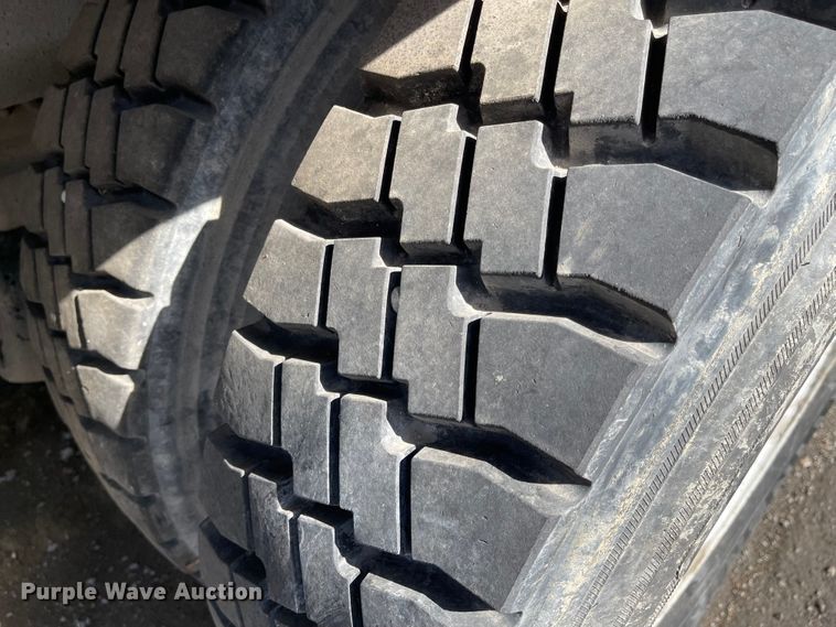 image for item FV9456 2010 International 7600  crane truck