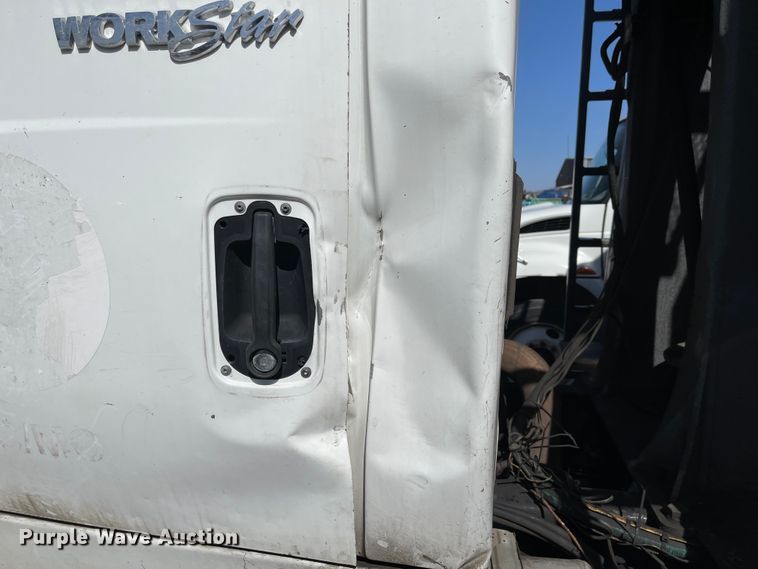 image for item FV9456 2010 International 7600  crane truck