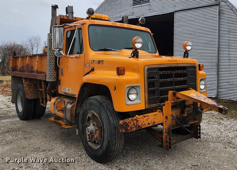 image for item HK9356 1982 International 1954  dump truck